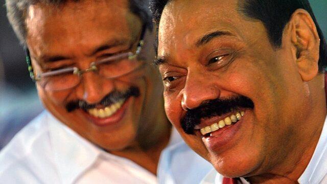 Gotabaya (solda) and Mahinda Rajapaksa 2013 yılında : Şimdi ekonomik krizin baş sorumlusu olarak görülüyorlar