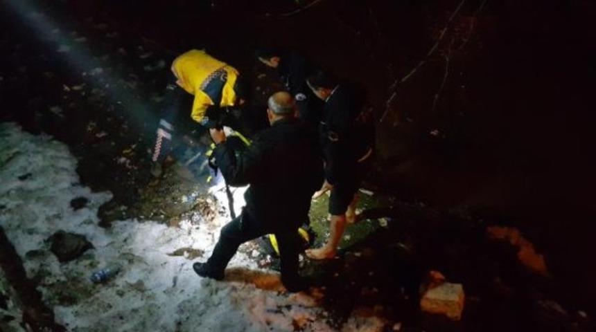K&ouml;pr&uuml;den dereye atlayan Suriyeli'yi polisler kurtardı