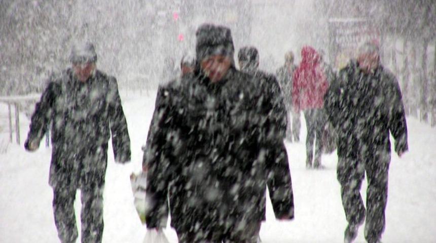 Doğu'da 1747 k&ouml;y yolu kapandı, u&ccedil;ak seferleri iptal