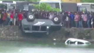 Sri Lanka'da durum çok gergin! Politikacıların araçlarını nehre böyle attılar