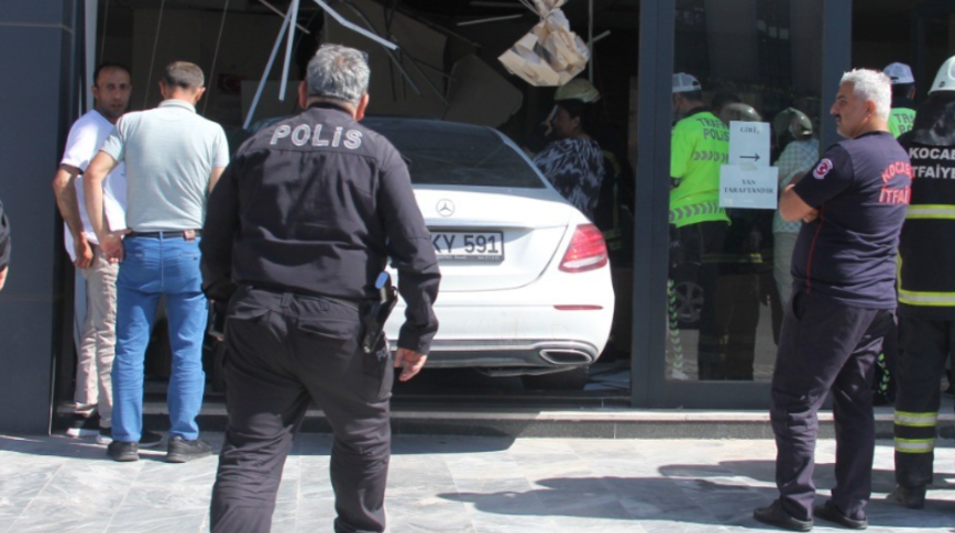 Fren yerine gaza bastı! L&uuml;ks ara&ccedil; vergi dairesine girdi