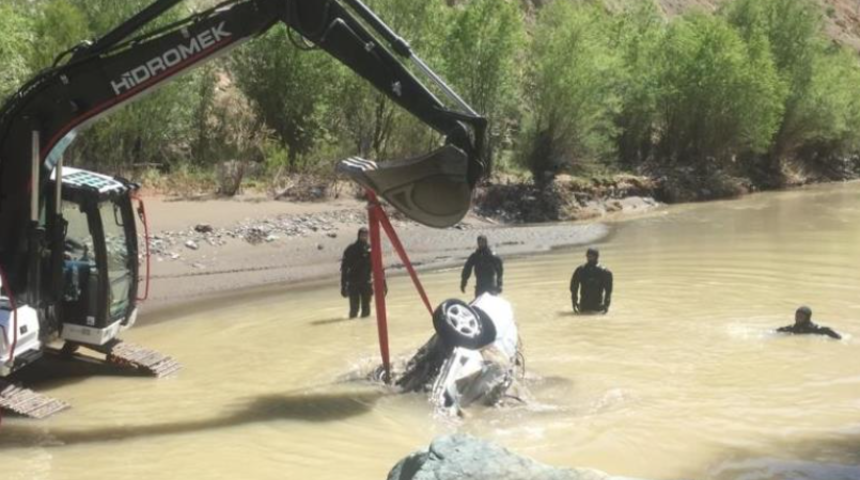 15 gün oldu! Oltu Çayı'nda kaybolan otomobile ulaşıldı, kayıp şahıs aranıyor