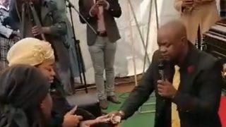 Sosyal medyada viral oldu! Sevgilisinin babasının cenaze töreninde evlenme teklifi etti