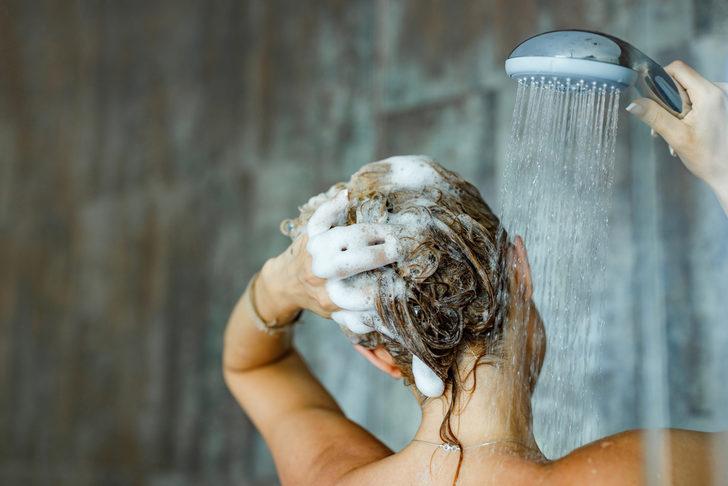 Saçlarınızın dayanıklılığını arttırıp yumuşacık yapacak doğal şampuan önerileri