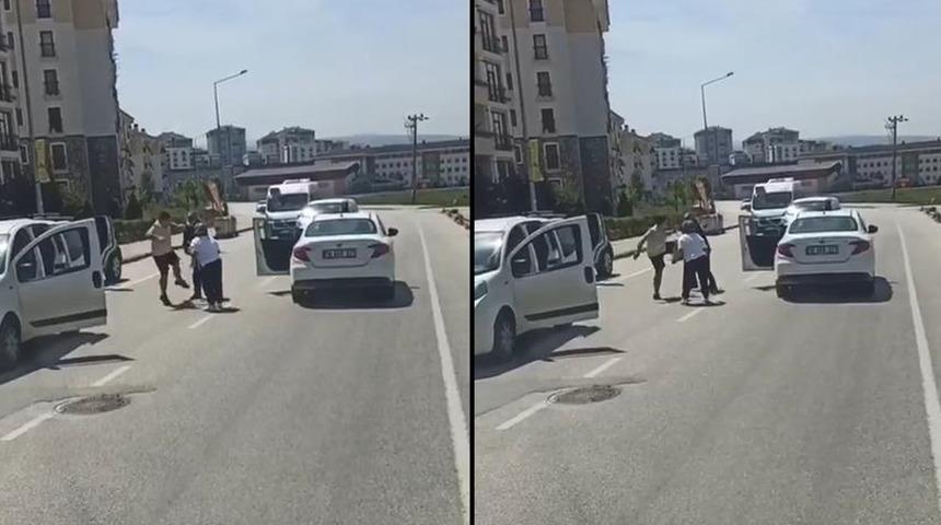 Kadınlar araya girdi! Tekmeli yumruklu yol verme kavgası kamerada