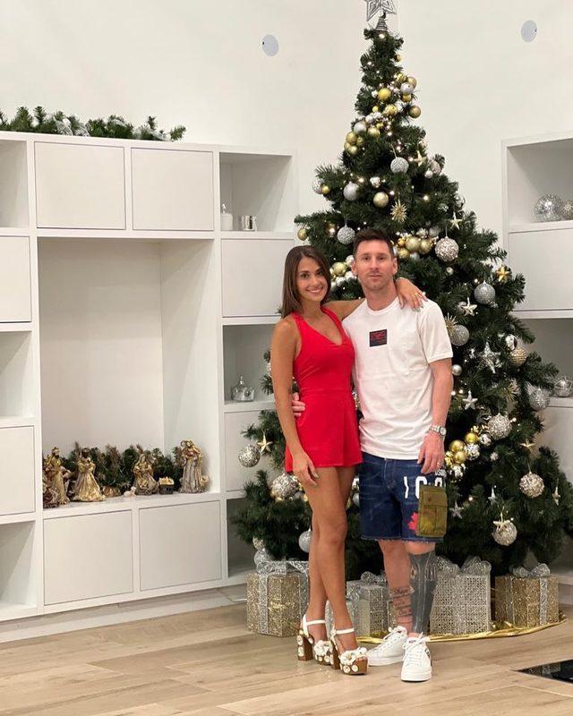 Futbolcu Messi'nin eşi Antonela Roccuzzo göğüs dekolteli pozunu paylaştı!