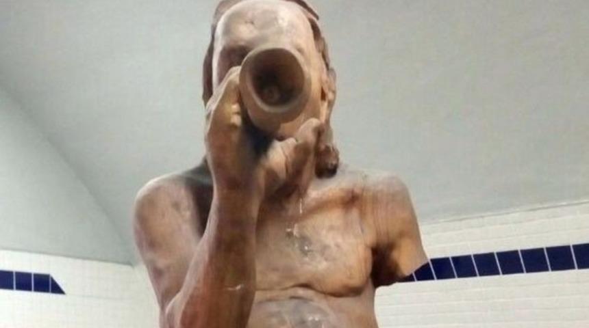 İzmir'de metro istasyonundaki 'Müzisyen'  adlı heykele saldırı