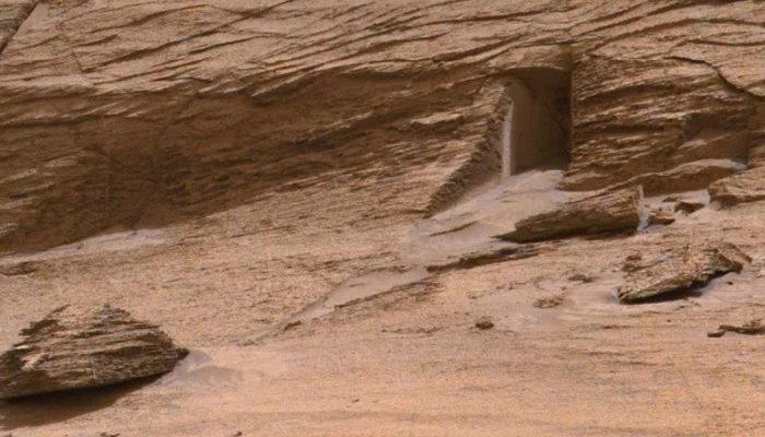 Mars'ta çekilen gizemli kapı fotoğrafı olay oldu! Kızıl Gezegen'de yaşamın kanıtı mı?