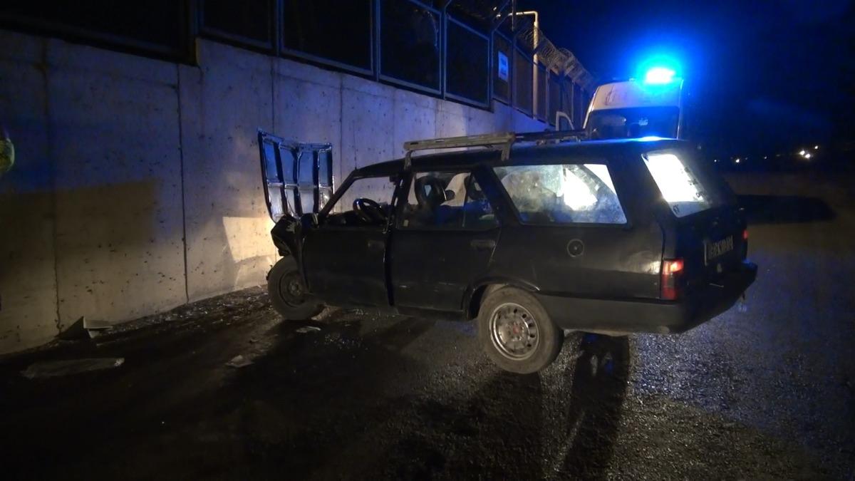 Kırıkkale'de otomobil fabrika duvarına &ccedil;aptı: 1 yaralı