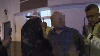 Akılalmaz olay! Alkollü sürücü polisi görünce tanımadığı ailenin evine girmek istedi