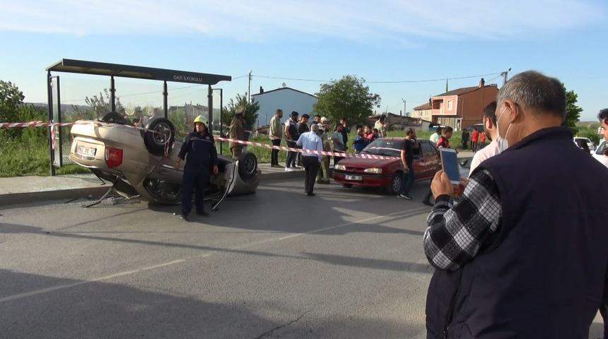 Otomobil takla atarak karşı yöne geçti! Kimi canlı yayın yaptı, kimi film izler gibi izledi