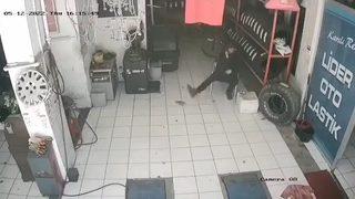 Oto lastikçinin fareyle imtihanı kamerada! En son asfaltta gördük