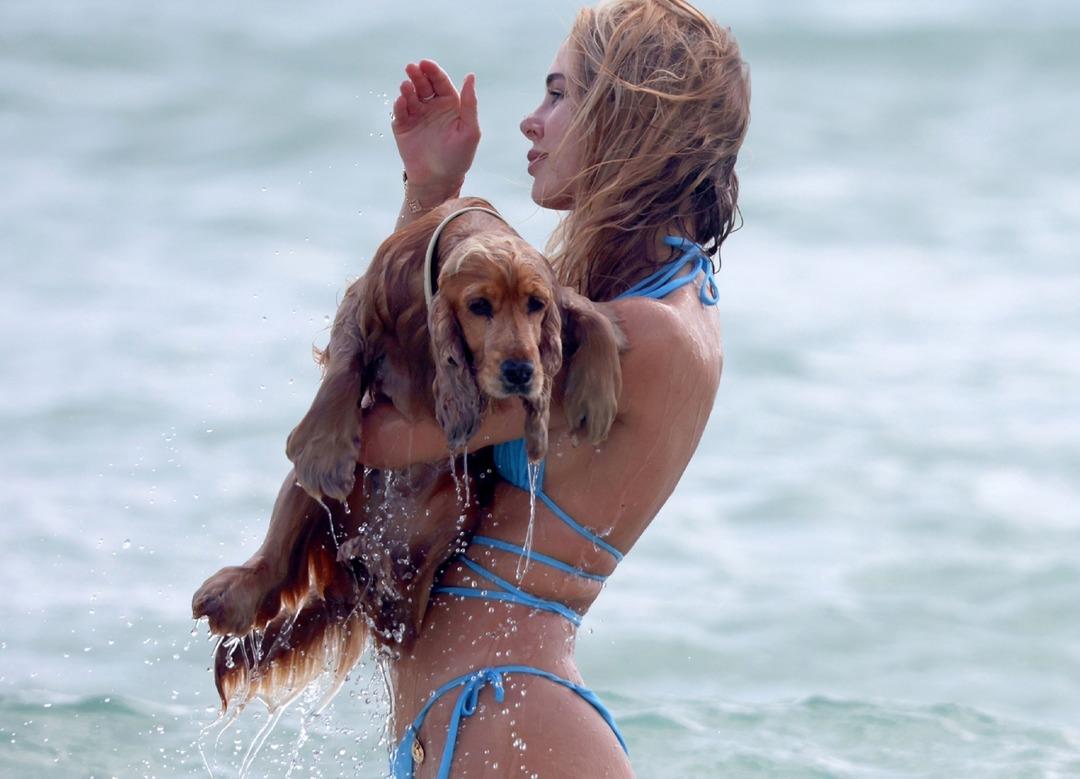 Kimberley Garner k&ouml;peğiyle denizin keyfini s&uuml;rd&uuml;