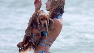 Kimberley Garner köpeğiyle denizin keyfini sürdü
