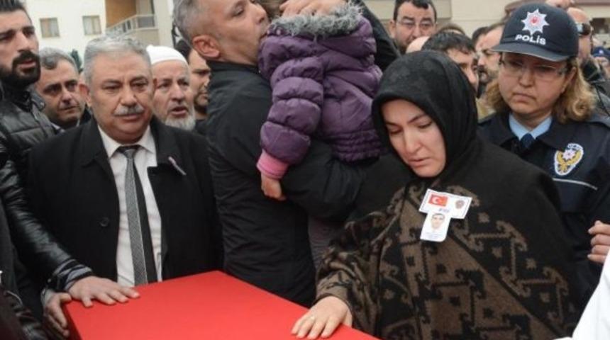 Şehit polis Yılmaz'ı son yolculuğuna 10 bin kişi uğurlandı