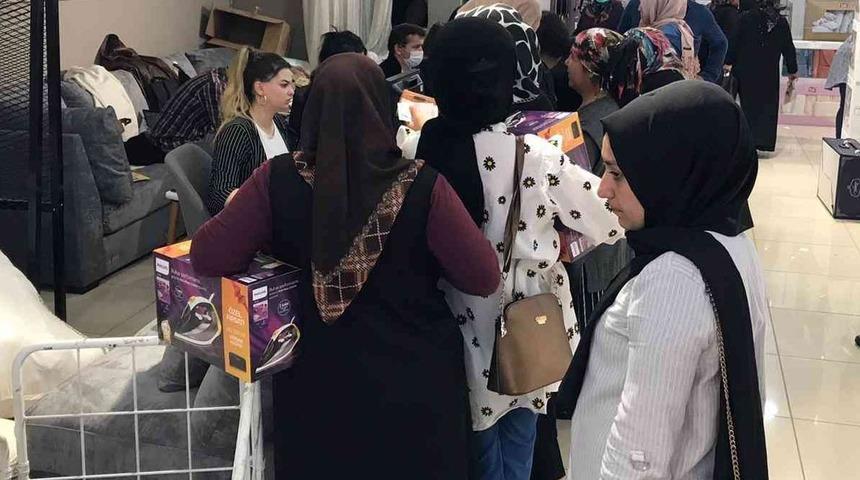 Fiyatları duyan oraya koştu! Mağazada 'indirim' izdihamı