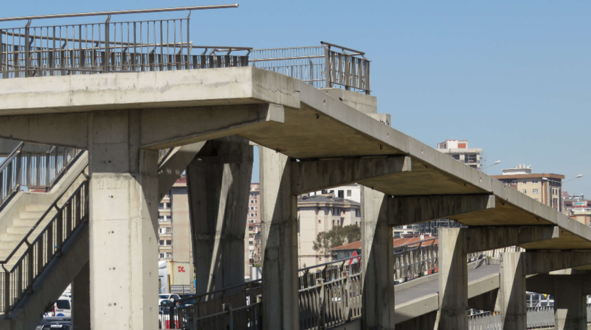 Yer: İstanbul! Engelli korkuluklarına da g&ouml;z diktiler: Hi&ccedil;bir şey bırakmadılar