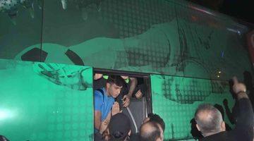 Son dakika: Bursaspor, statta rehin kaldı! Taraftar, takım kaptanına yumruk attı