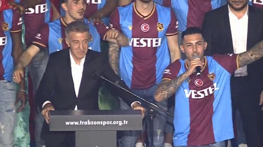 Trabzonspor'un şampiyonluk kutlamasına damga vuran an! Uğurcan Çakır, başkanın elinden mikrofonu aldı ve...