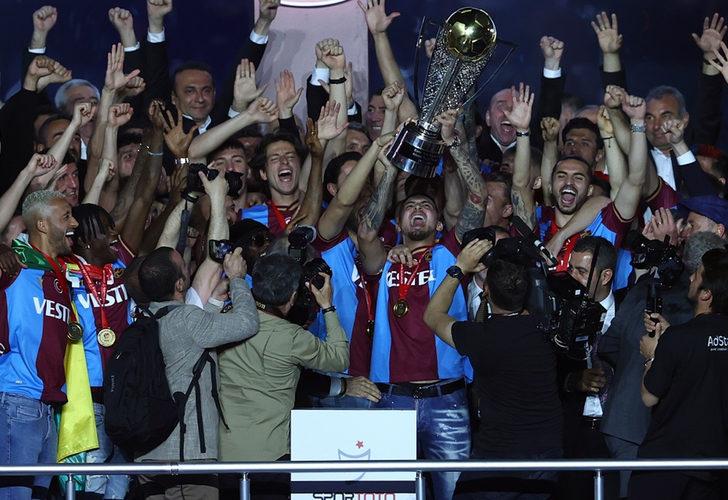 Trabzonspor şampiyonluk kupasını kaldırdı! Trabzonspor'da gece, gündüze büründü! İnanılmaz atmosfer...