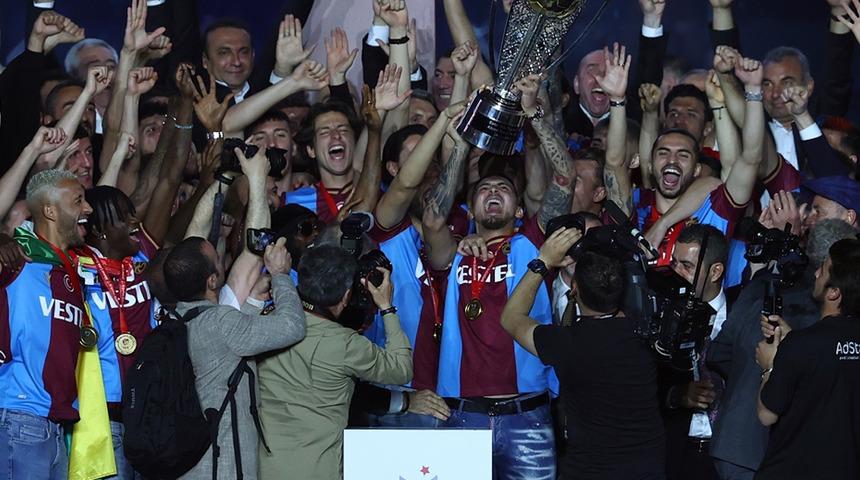 Trabzonspor şampiyonluk kupasını kaldırdı! Trabzonspor'da gece, gündüze büründü! İnanılmaz atmosfer...