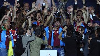 Trabzonspor şampiyonluk kupasını kaldırdı! Trabzonspor'da gece, gündüze büründü! İnanılmaz atmosfer...