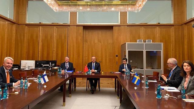 Son dakika: Dışişleri Bakanı Çavuşoğlu'ndan Berlin'de üçlü zirve!