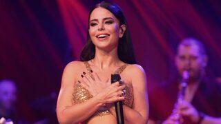 Şarkıcı Simge sahnede mini transparan elbisesiyle yaktı geçti! İçin görünüyor