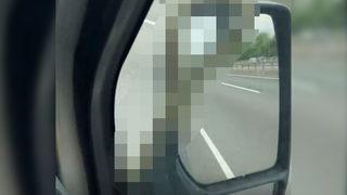 Aynasına baktığında dehşete kapıldı! Oğlu hemen o anları kaydetti