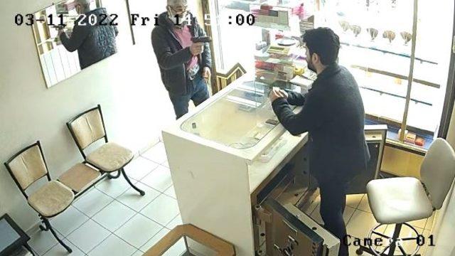 Kuyumcuya müşteri gibi girip silah çekmişti... Bilezik hırsızı hasta ziyaretinde yakalandı