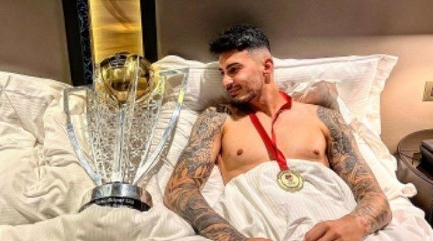 Uğurcan Çakır yatakta kupalı poz verdi