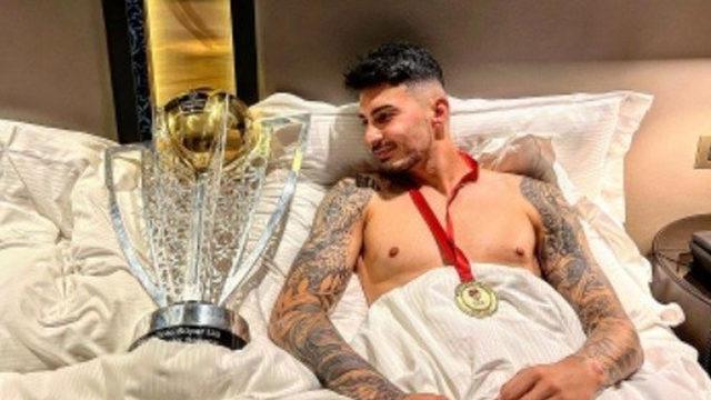 Uğurcan Çakır yatakta kupalı poz verdi