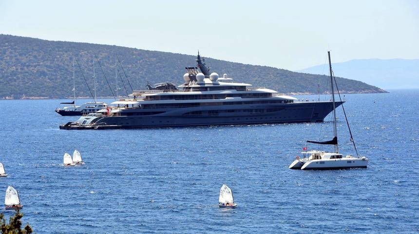 Mega yat Bodrum’da! İçinde kimin olduğu merak konusu oldu