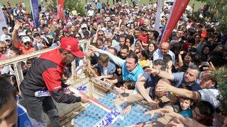 Uçurtma şenliği izdihama dönüştü... Pes dedirten görüntüler: Çocukları ezdiler!