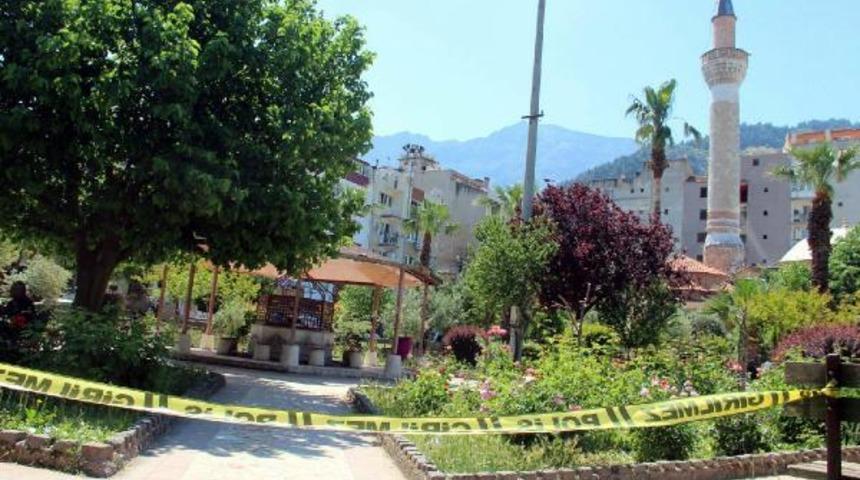Cami bahçesinde cinayet! Poğaça yerken kurşun yağdırdı