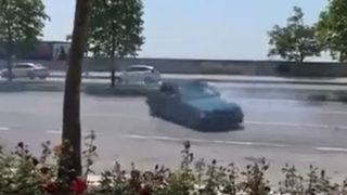 Düğün konvoyunun önünü kesti ve... Trafikte korku dolu anlar kamerada