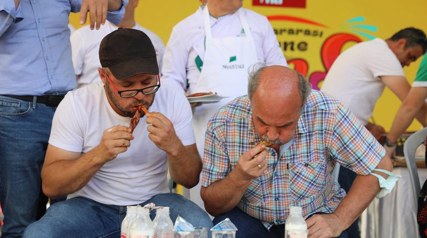 Yarışmada 90 acı biber yedi! Ödülü bakın ne oldu