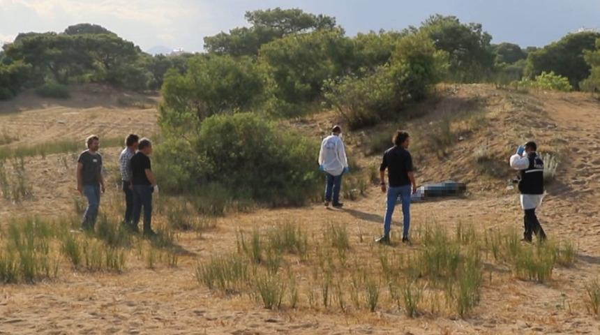 Yürüyüş yapanlar karşılaştıkları manzarayla dehşete düştü! Etrafına fotoğraflar saçılmış halde ölü bulundu