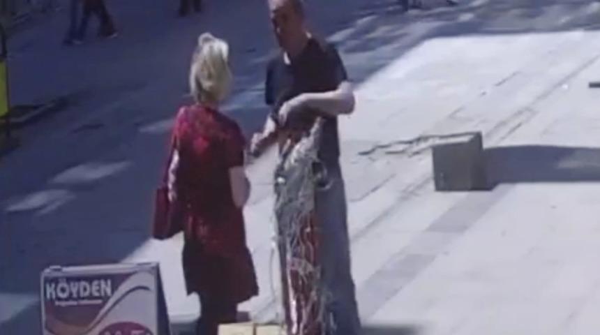 Kimseye aldırış etmediler! Cadde ortasında kargo paketini çaldılar