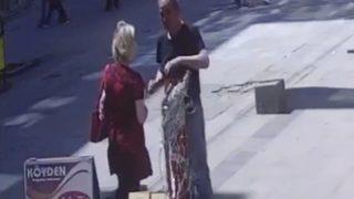 Kimseye aldırış etmediler! Cadde ortasında kargo paketini çaldılar