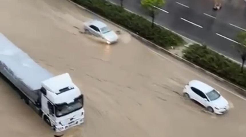 Ankara'yı sağanak vurdu! Yollar göle döndü