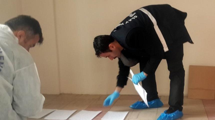 Boynuna kabloyu dolayıp elektrikle intihar etti