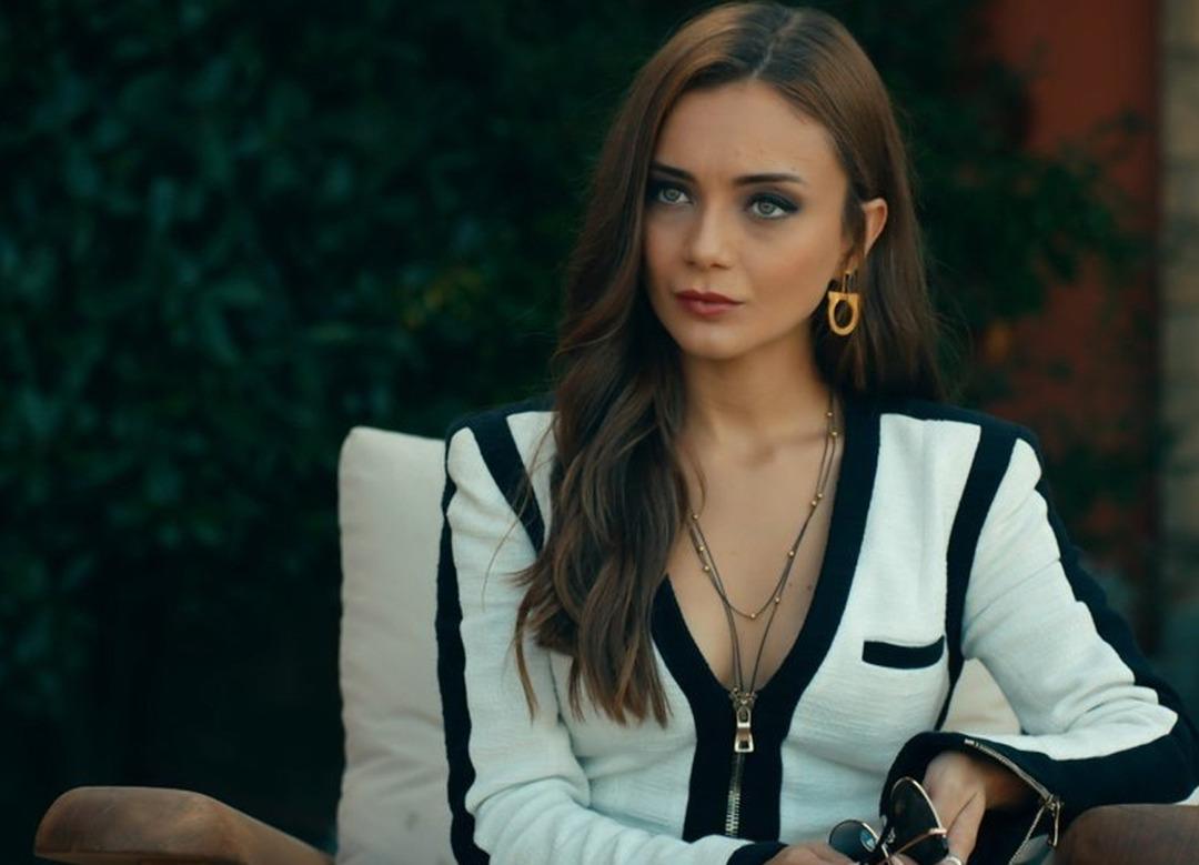 Damla S&ouml;nmez'den kumsal pozları! Yorum yağdı