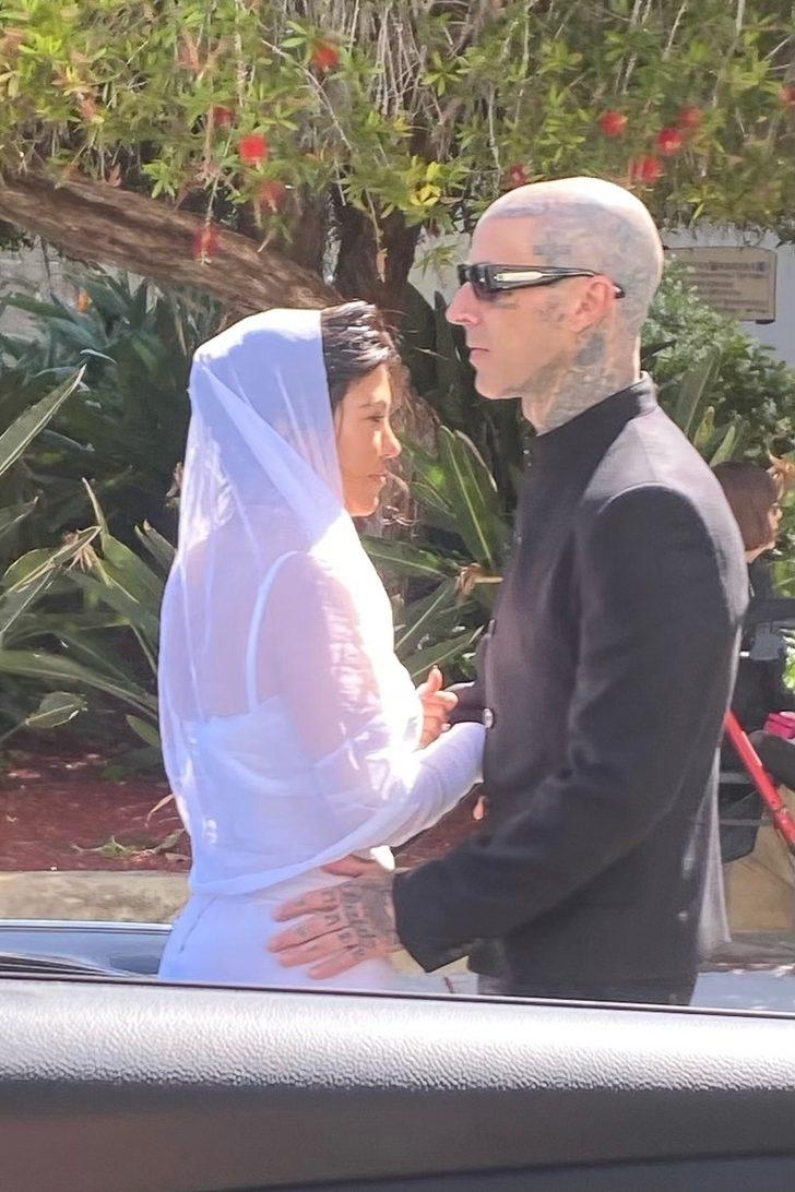 Kourtney Kardashian ve Travis Barker sonunda resmi olarak evlendi! İlginç gelinlik G2