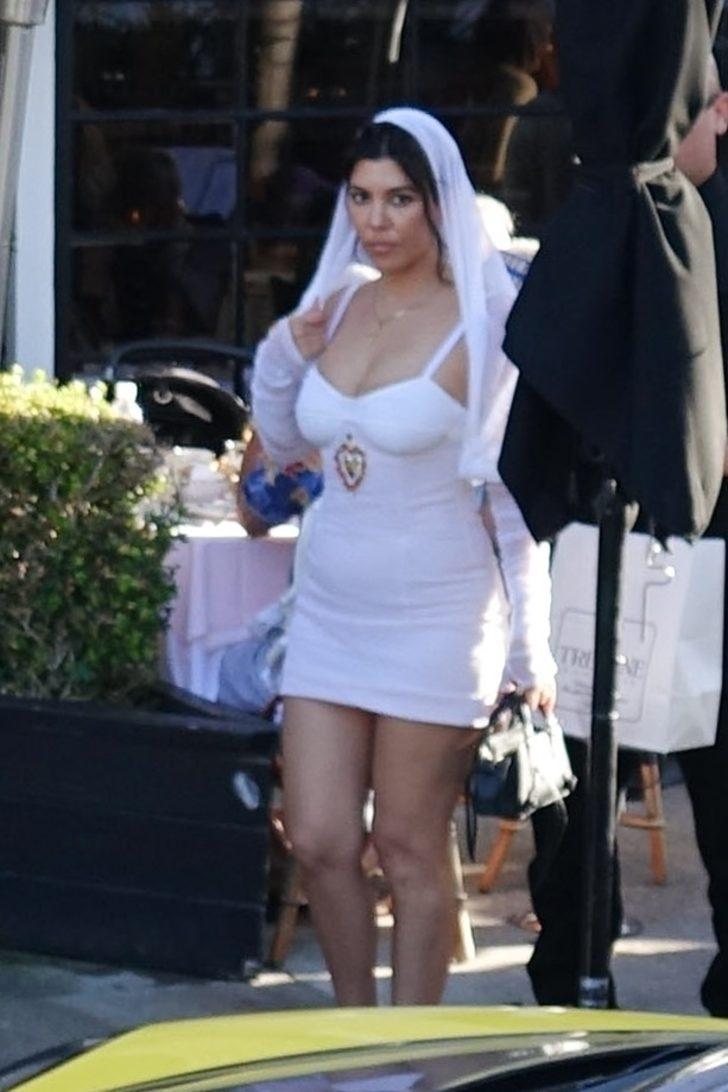 Kourtney Kardashian ve Travis Barker sonunda resmi olarak evlendi! İlginç gelinlik G3