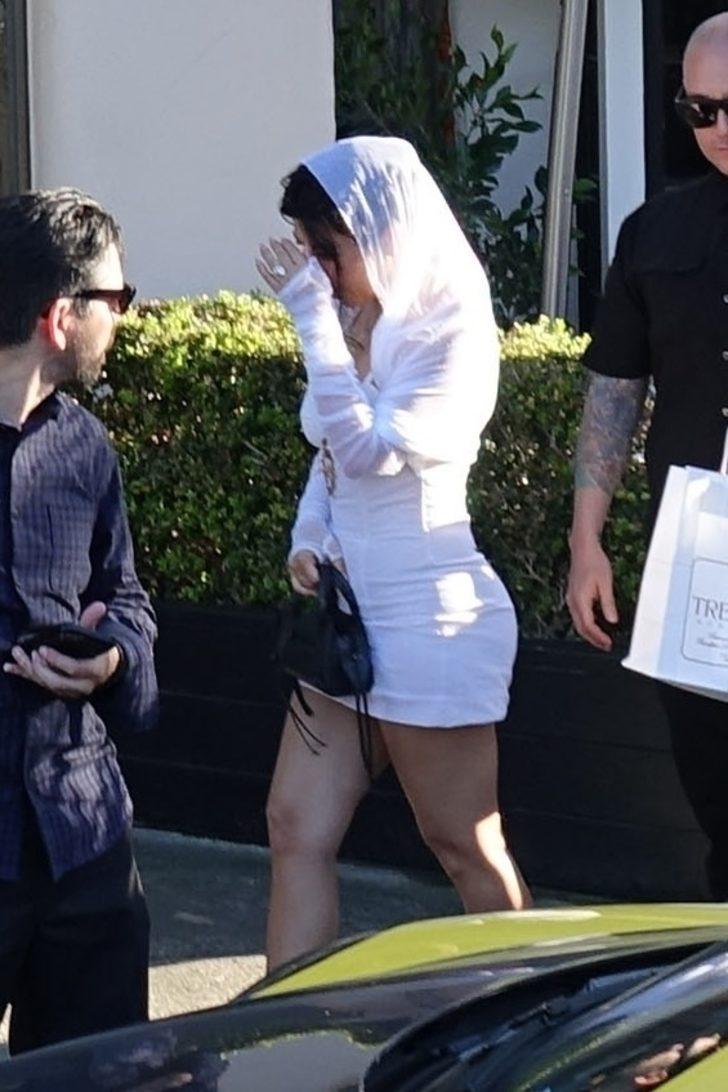 Kourtney Kardashian ve Travis Barker sonunda resmi olarak evlendi! İlginç gelinlik G4