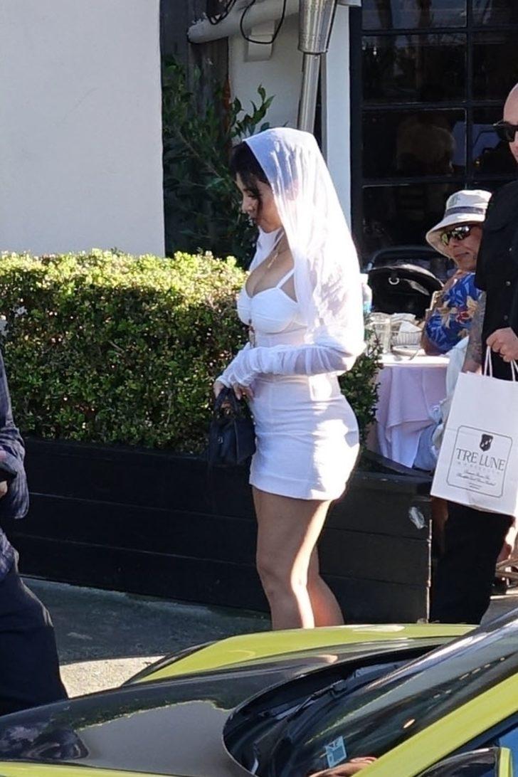 Kourtney Kardashian ve Travis Barker sonunda resmi olarak evlendi! İlginç gelinlik G5