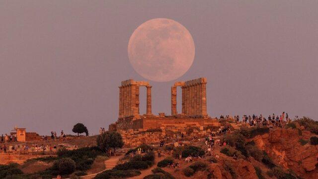 Yunanistan'da gözlemciler, tam tutulmadan önce Ay'ı izlemek için Atina yakınlarındaki Poseidon Tapınağı'nda toplandılar.