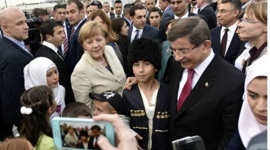 Financial Times: Davutoğlu'nun görevi vize anlaşması yüzünden tehlikede