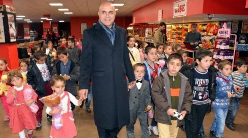 Hayatlarında ilk kez hamburger yiyip, sinema izlediler